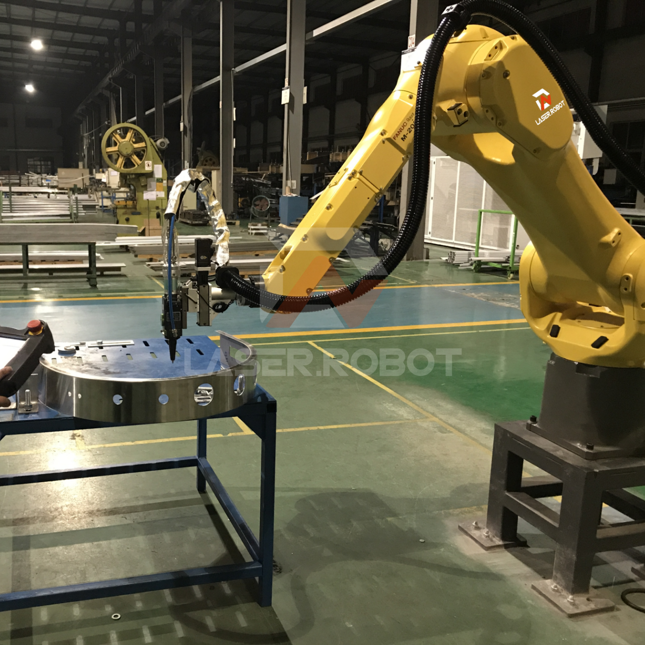 Robot Laser Cutting Machine